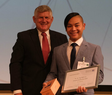 Dr. Maik Luu nahm den Vincenz-Czerny-Preis von Prof. Dr. Andreas Hochhaus an.